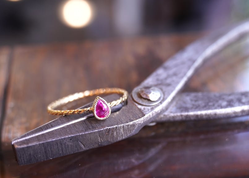 ルビー K18YGツイストリング ペアシェイプ | zuro jewelry