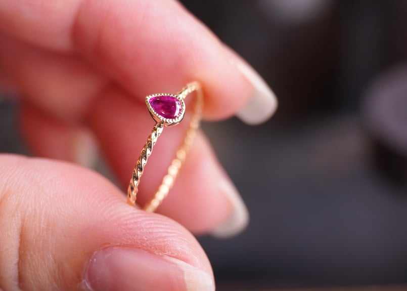 ルビー K18YGツイストリング ペアシェイプ | zuro jewelry