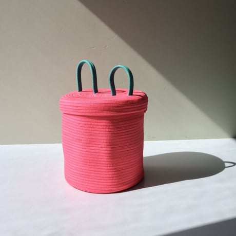 "UGLY RUGLY" MEDIUM LOOPY LID BASKET - PINK -