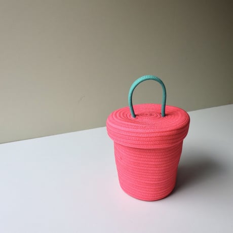 "UGLY RUGLY" SMALL LOOPY LID BASKET - PINK -