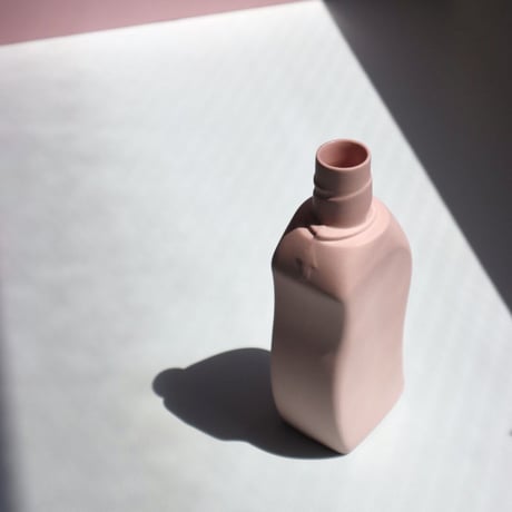 "Foekje Fleur" porcelain bottle vase - powder -