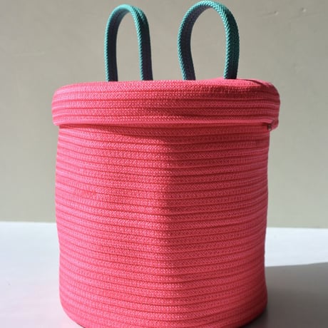 "UGLY RUGLY" MEDIUM LOOPY LID BASKET - PINK -