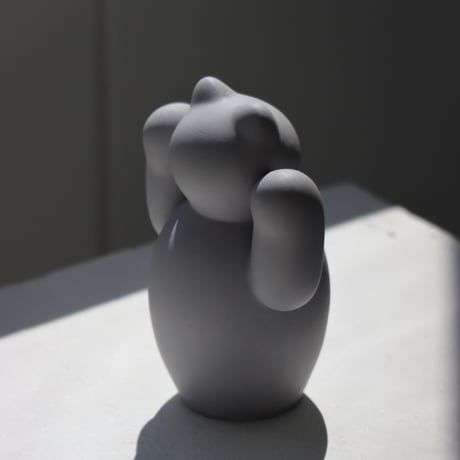 " KIKUCHI SHUNJI / 菊池 俊治 " manekineko ( 両手 ) - gray
