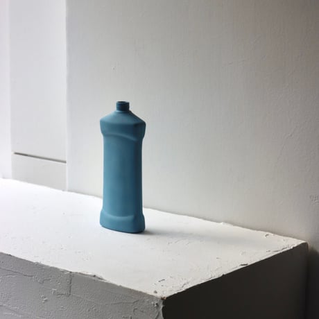 "Foekje Fleur" porcelain bottle vase - bright sky -