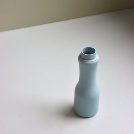 "Foekje Fleur" porcelain bottle vase - light blue -