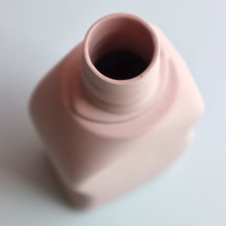 "Foekje Fleur" porcelain bottle vase - powder -