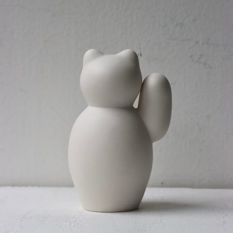" KIKUCHI SHUNJI / 菊池 俊治 " manekineko ( 左片手 ) - white