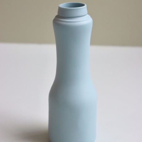 "Foekje Fleur" porcelain bottle vase - light blue -