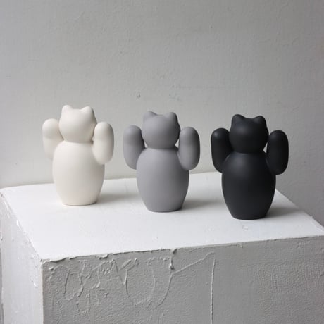 " KIKUCHI SHUNJI / 菊池 俊治 " manekineko ( 両手 ) - gray