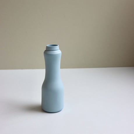 "Foekje Fleur" porcelain bottle vase - light blue -