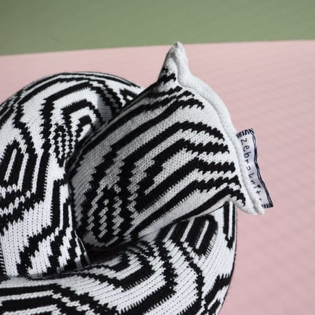 "Zebra Knits" MR WIGGLE - Black & White - (SMALL）