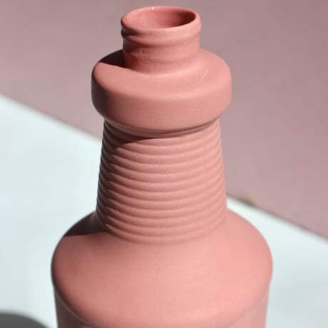 "Foekje Fleur" porcelain bottle vase - blush -