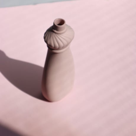 "Foekje Fleur" porcelain bottle vase - powder -