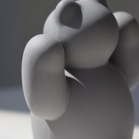 " KIKUCHI SHUNJI / 菊池 俊治 " manekineko ( 両手 ) - gray