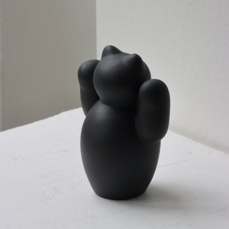 " KIKUCHI SHUNJI / 菊池 俊治 " manekineko ( 両手 ) - black