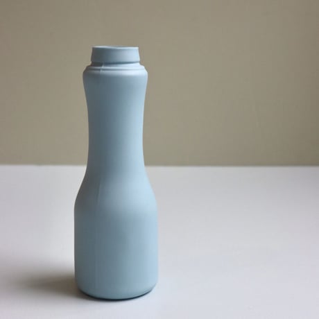 "Foekje Fleur" porcelain bottle vase - light blue -