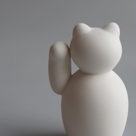 " KIKUCHI SHUNJI / 菊池 俊治 " manekineko ( 右片手 ) - white