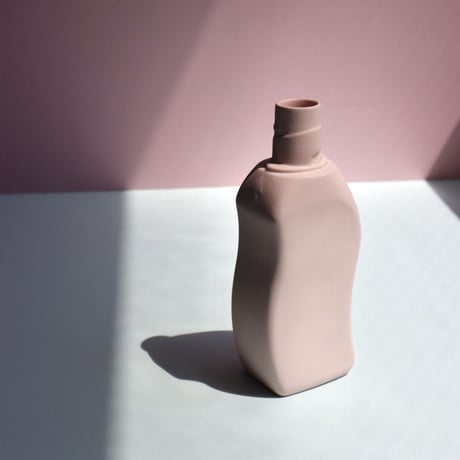 "Foekje Fleur" porcelain bottle vase - powder -