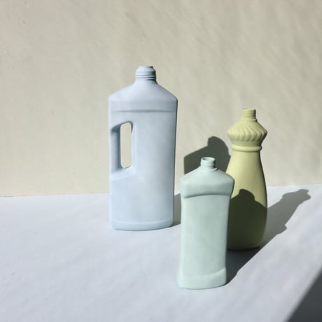 "Foekje Fleur" porcelain bottle vase - light blue -