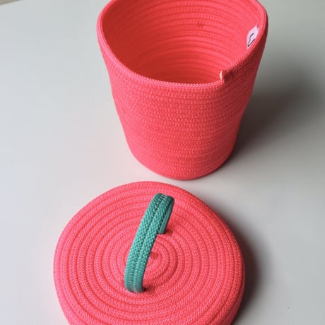 "UGLY RUGLY" SMALL LOOPY LID BASKET - PINK -