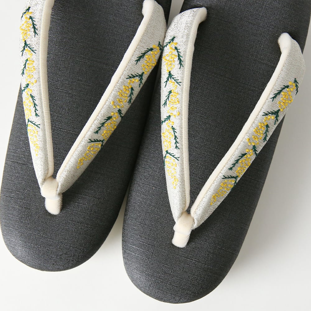 ミモザ刺繍草履（ペールグレー）｜岩佐 | きものすなおショップ