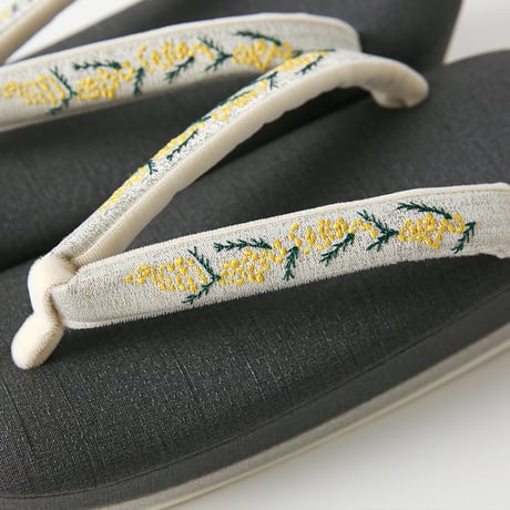 ミモザ刺繍草履（ペールグレー）｜岩佐