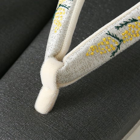ミモザ刺繍草履（ペールグレー）｜岩佐