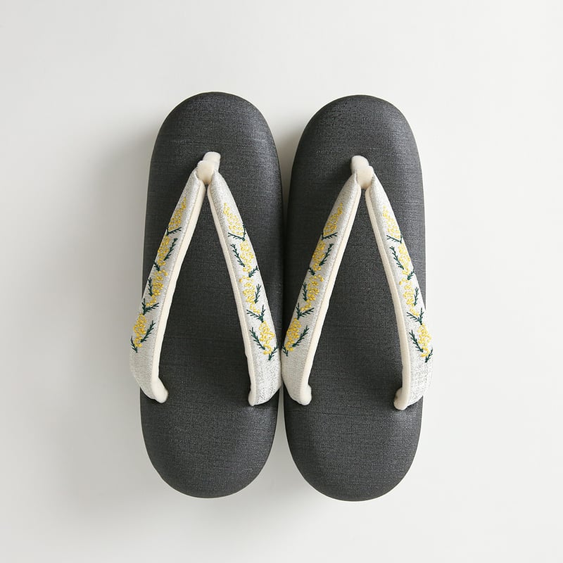 ミモザ刺繍草履（ペールグレー）｜岩佐 | きものすなおショップ