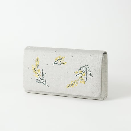ミモザ刺繍のクラッチバッグ（ペールグレー）