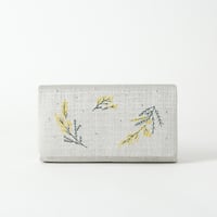 ミモザ刺繍のクラッチバッグ（ペールグレー）