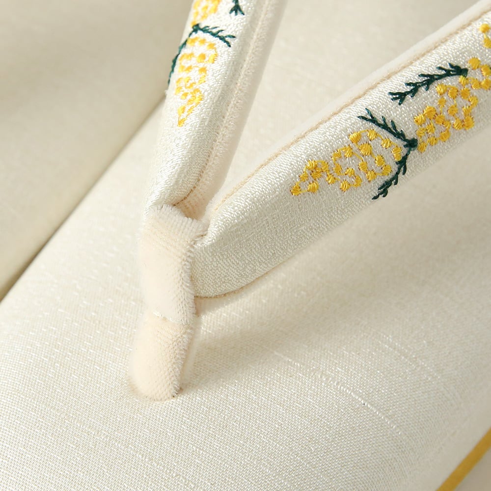 ミモザ刺繍草履（バニラホワイト）｜岩佐 | きものすなおショップ