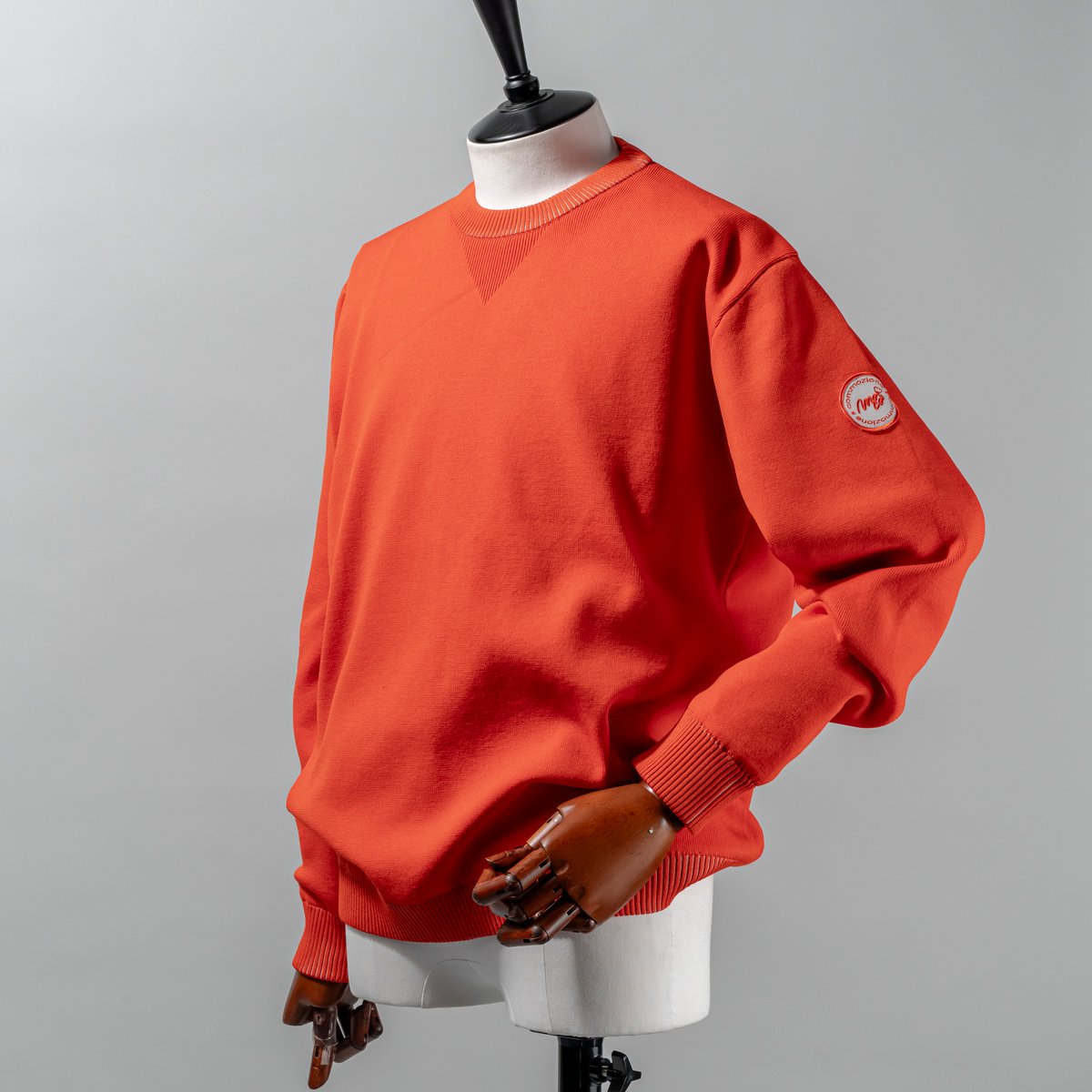 現行販売品　MOCO ゴルフウェア　ウーリーポリエステル長袖クルーネックセーター MOCO [ 21-1252910 ] ｳｰﾘｰﾎﾟﾘｴｽﾃﾙ【長袖ｸﾙｰﾈｯｸ】 - ﾚｯﾄ