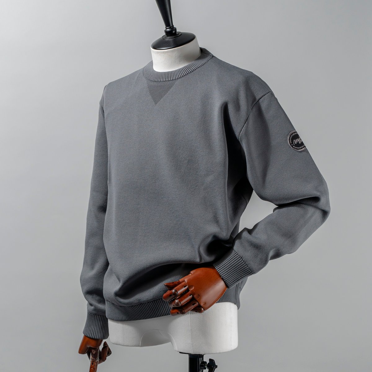 現行販売品　MOCO ゴルフウェア　ウーリーポリエステル長袖クルーネックセーター 65ecf14a7b2a0970ec8ff8493e7945