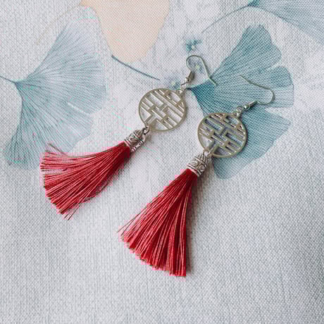 チャイナ 囍 タッセルピアス 揺れる 赤 シルバー 紅 中華 中華街 中国結 華やか シンプル チャイナコーデ