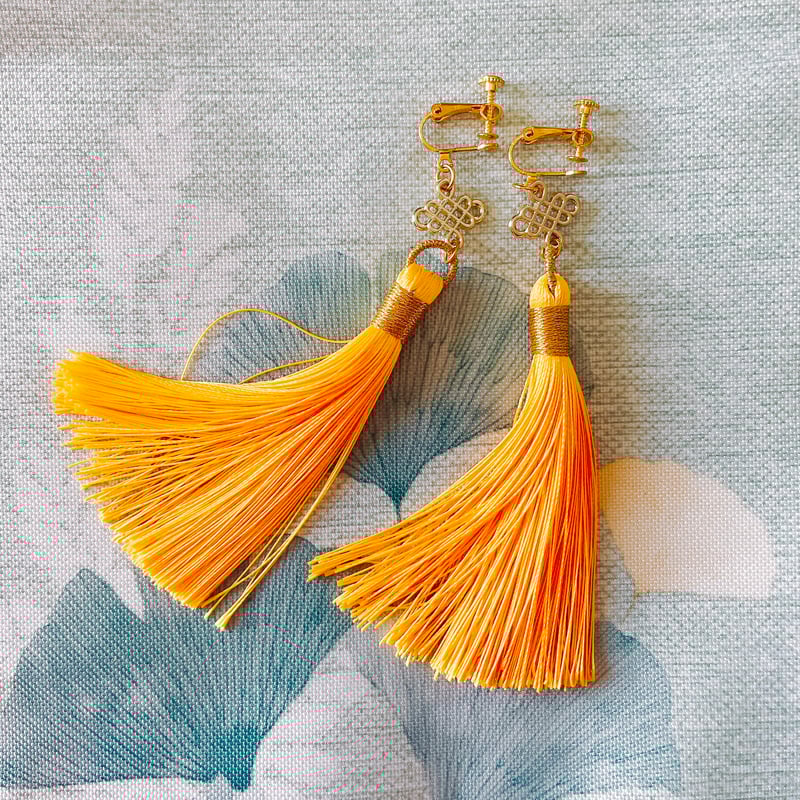ロング タッセルイヤリング フリンジ 揺れる 金 中華 中華街 中国結