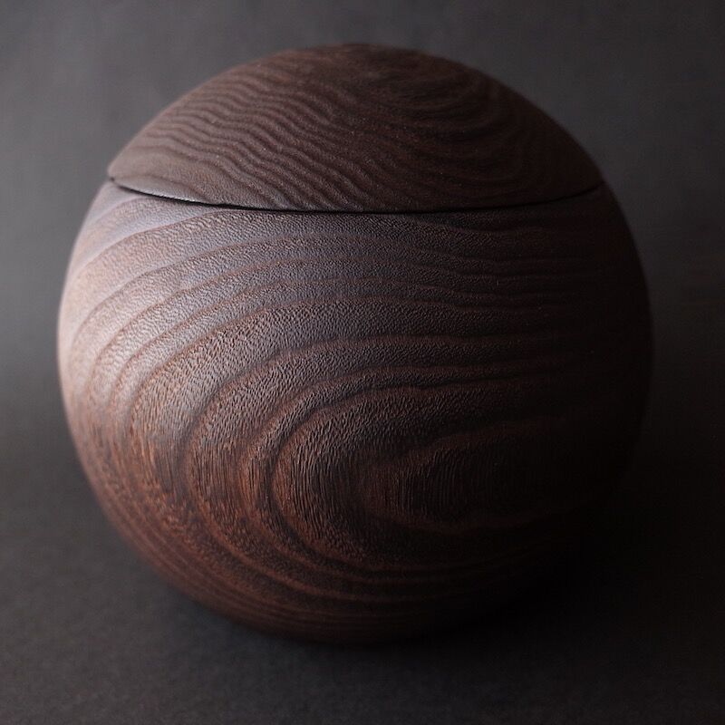 まん丸溶岩石◼️かなりキレイな超まん丸なお品物です。 まん丸溶岩石◼️溶岩の穴がボコボコとあいていてかなりステキな