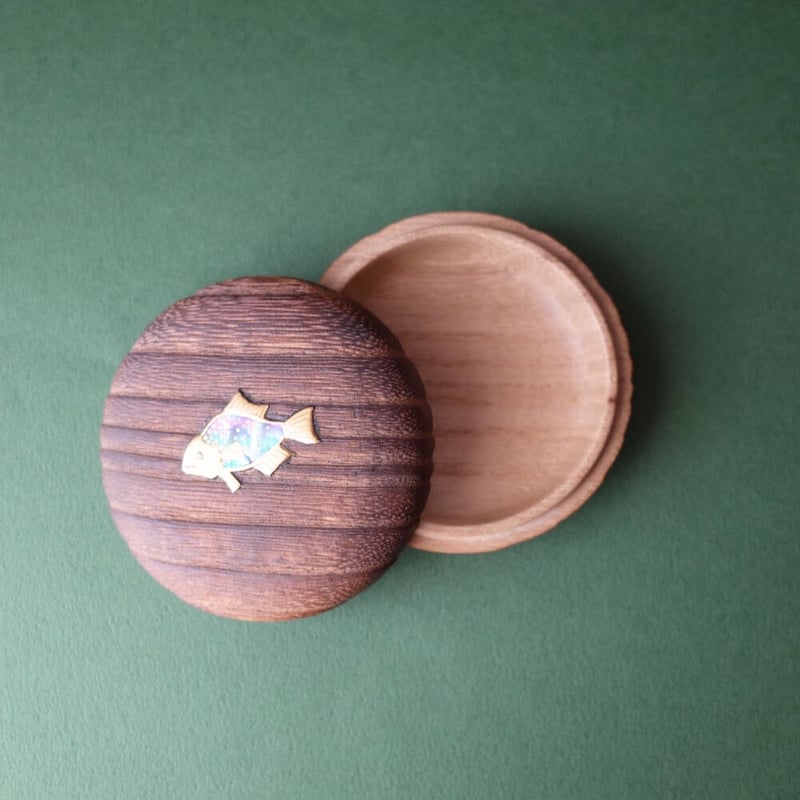 香合 山に雲／金魚蒔絵 | 金沢桐工芸 岩本清商店