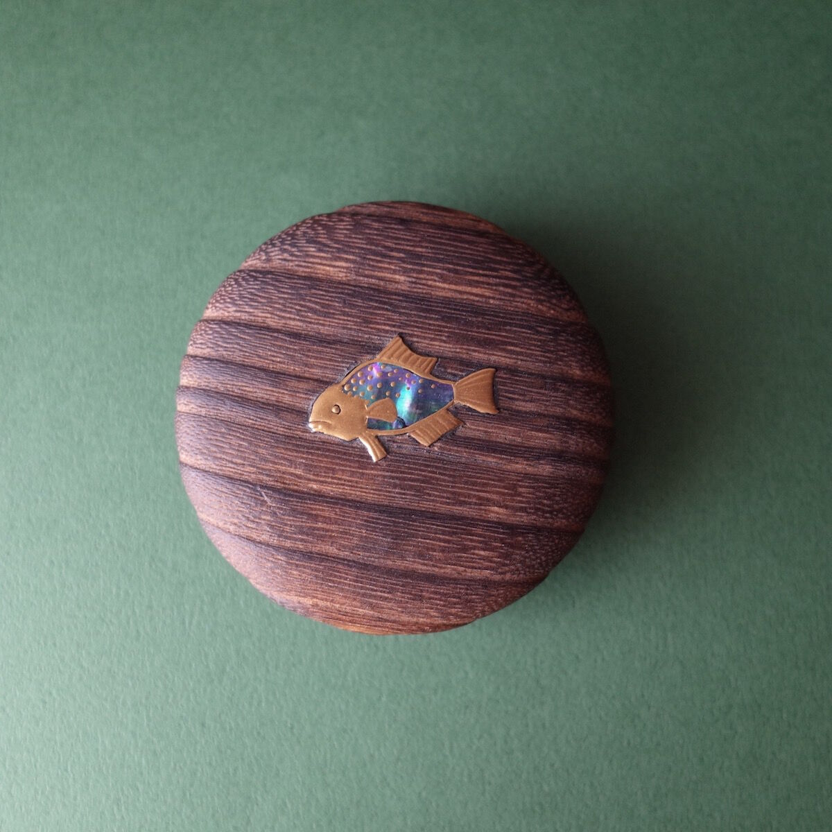 香合 山に雲／金魚蒔絵 | 金沢桐工芸 岩本清商店