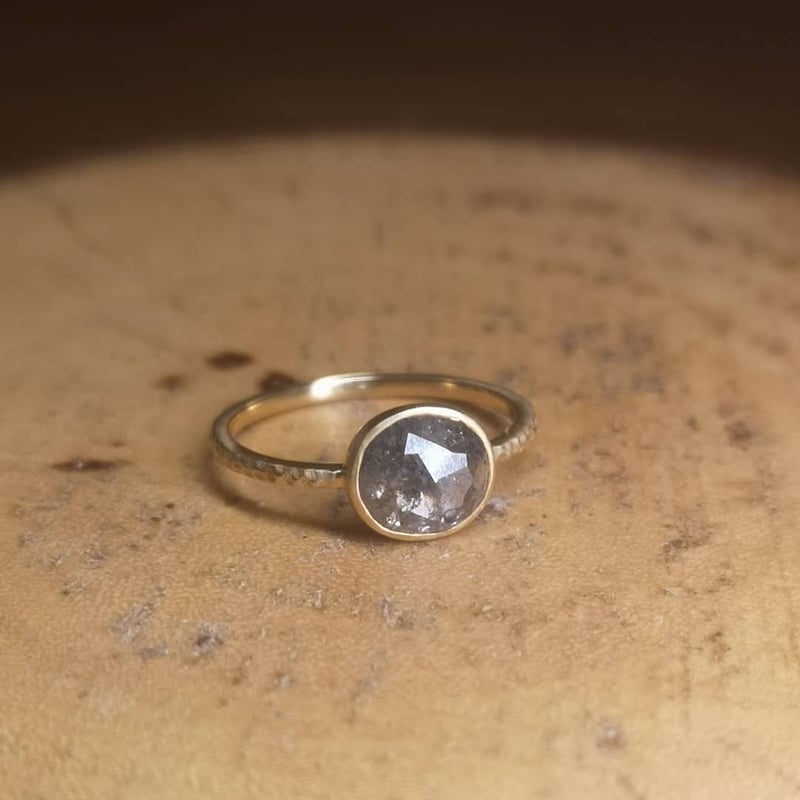 pt900 プラチナ V字 リング　ソルトアンドペッパーダイヤ　イデアジュエリー インドジュエリー ソルト&ペッパーダイヤモンドリング