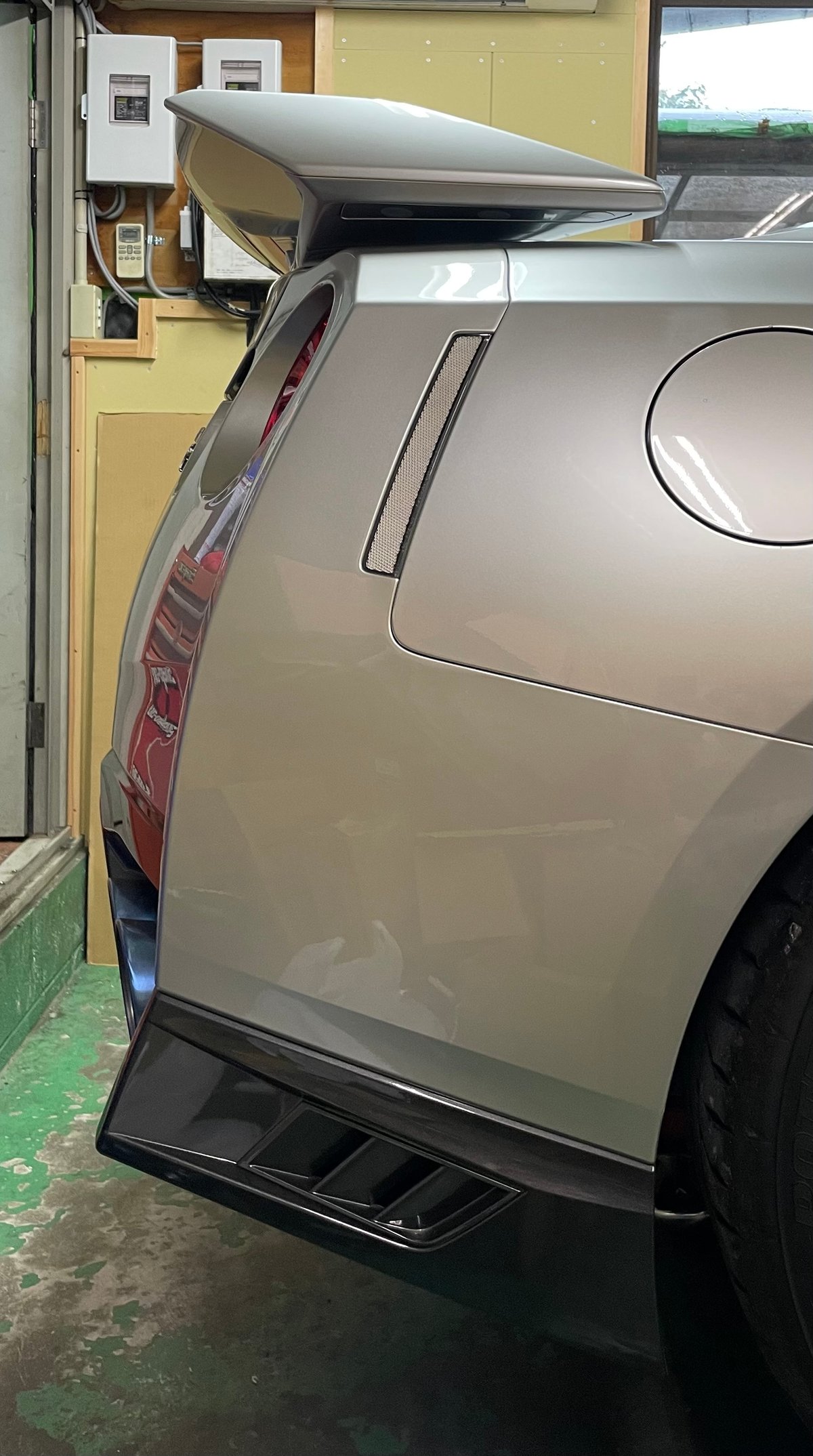 日産 R35 GTR 純正リアスポイラー ブリリアントホワイトパール