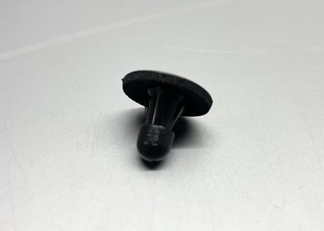 R35GT-R キッキングプレートグロメット 車体側  ②