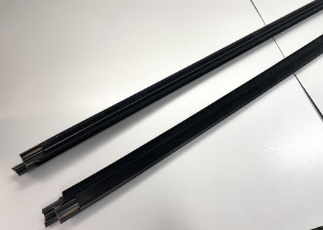 R35GT-R  フロントドアアウトサイドモールディング左右セット