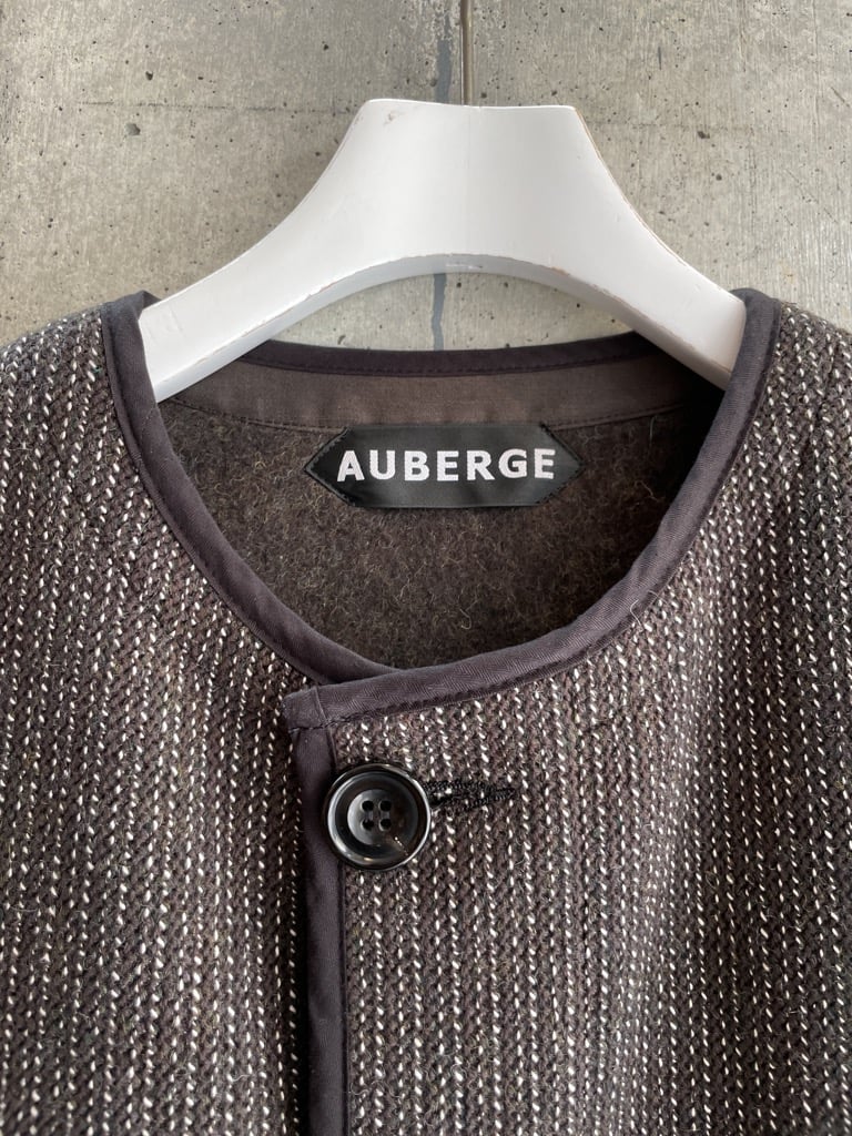 AUBERGE BROWN | SURPLUS OITA