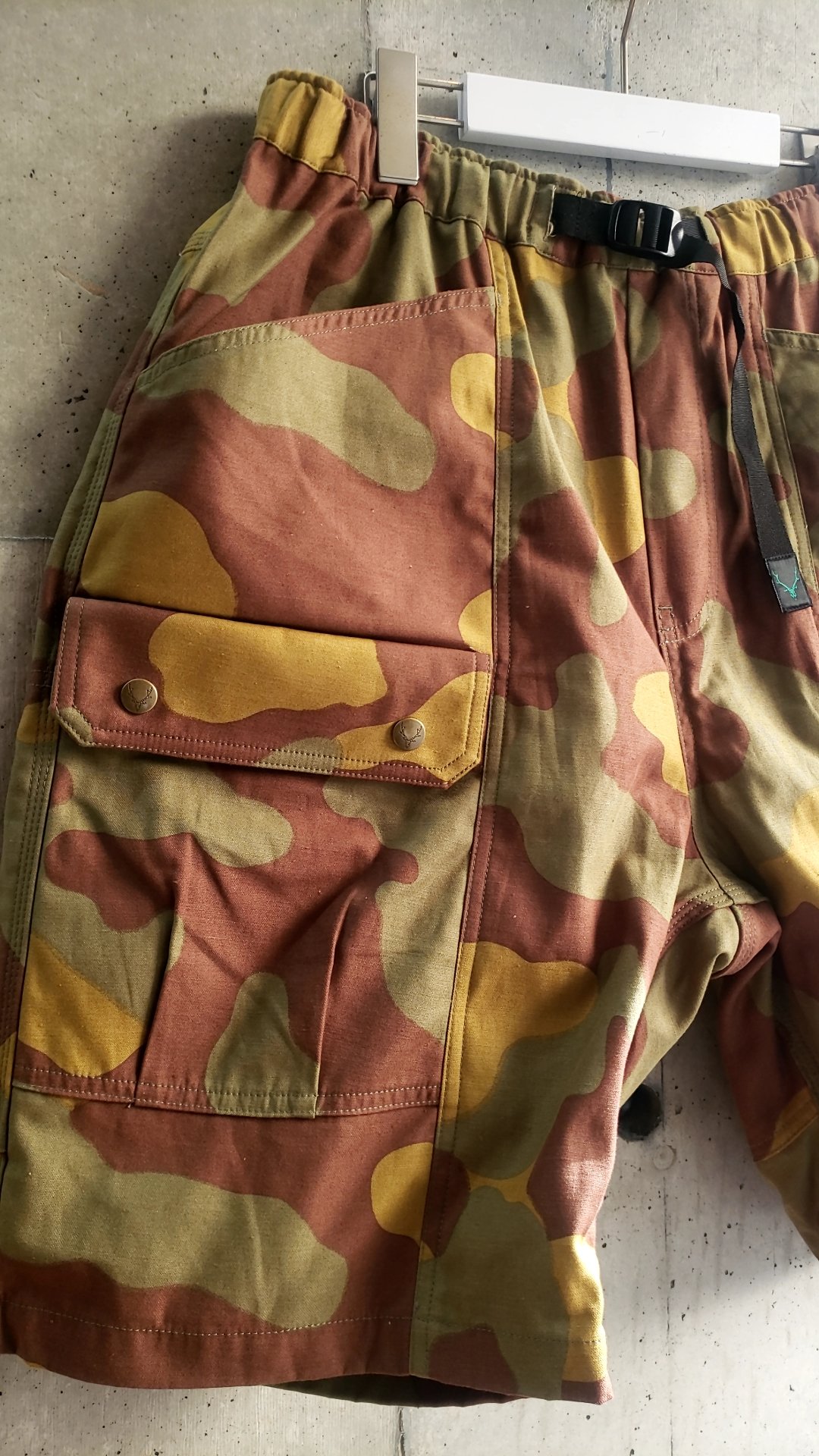 SOUTH2WEST8 BELTED HARBOR SHORT SATEEN/CAMO |