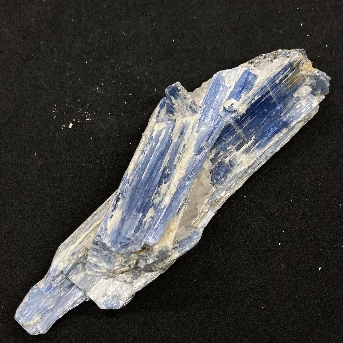 カイヤナイト　原石　3.7キロ　鑑賞石　石　置物　オブジェ　インテリア カイヤナイト原石3.7キロ鑑賞石石置物オブジェインテリア