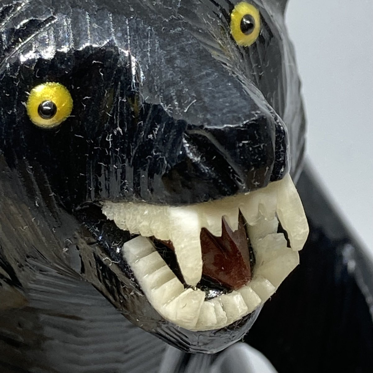 天然石 魚を持った黒クマの置物【一点物】[CRV009] | 石のおもちゃ箱
