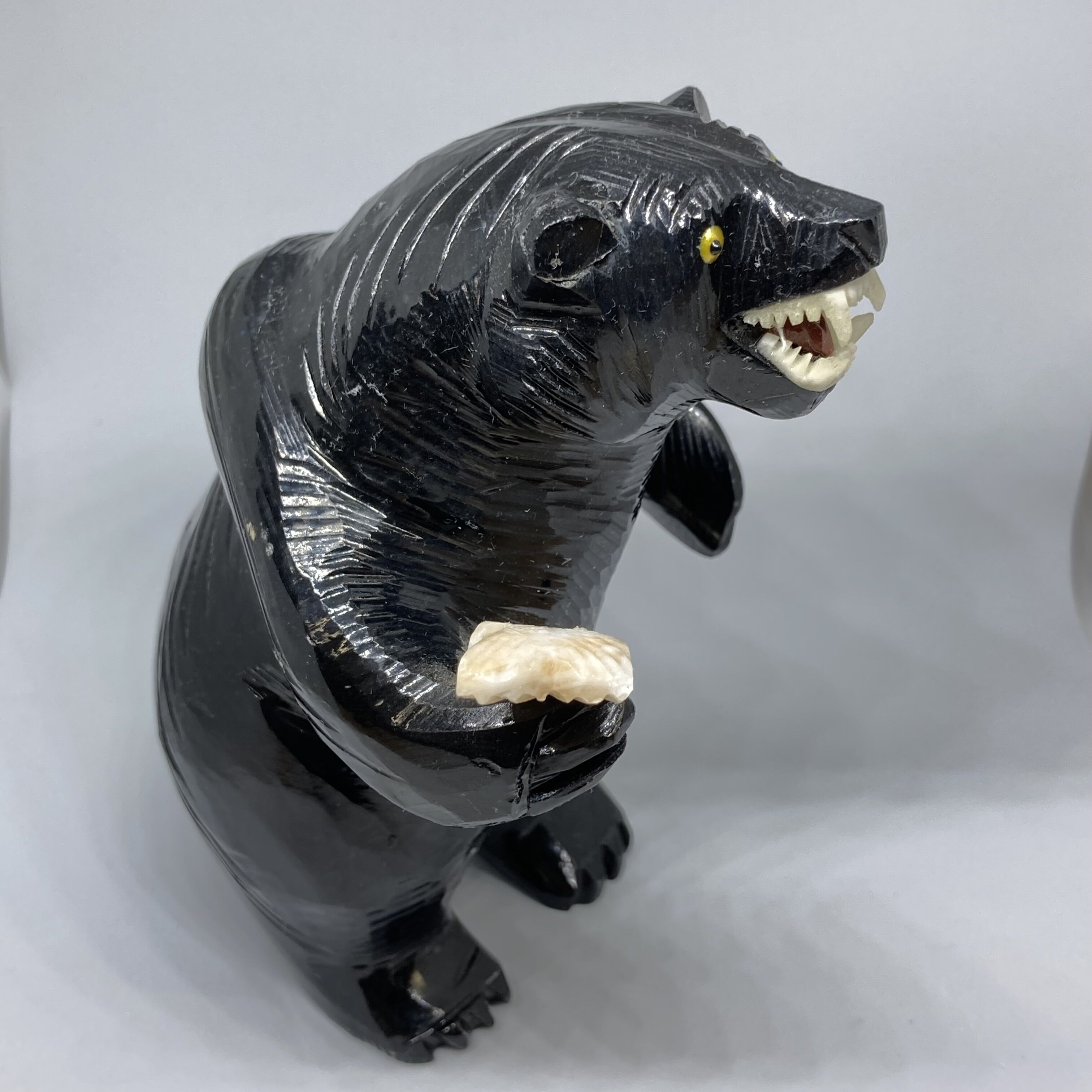 天然石 魚を持った黒クマの置物【一点物】[CRV009] | 石のおもちゃ箱