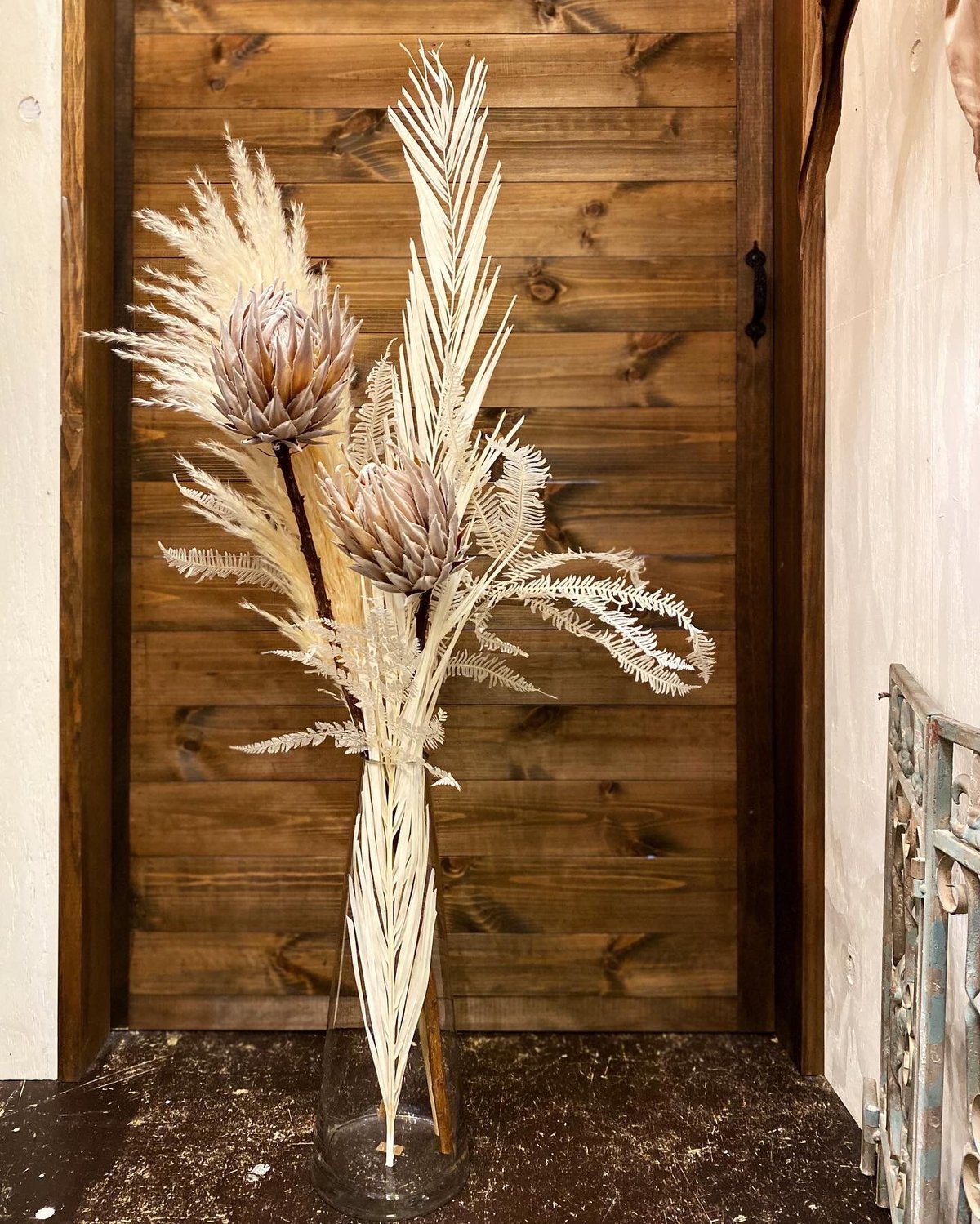 珍品オブジェ フラワーベース金属製三日月型オーナメント チェーン付き 珍品オブジェ フラワーベース金属製三日月型オーナメント チェーン付き