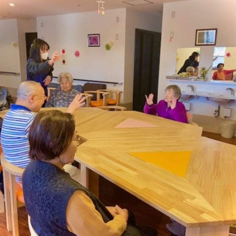 三角形ウッドテーブルを入荷致しました！ ローテーブル センターテーブル 木製 天然木 無垢材 おしゃれ 三角形