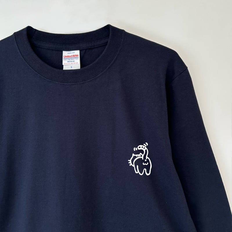 レオナール スポーツ　長袖トップス　38 紺色　猫に花柄　30%引きセール中 レオナール スポーツ 長袖トップス 38 紺色 猫に花柄 30%引きセール中